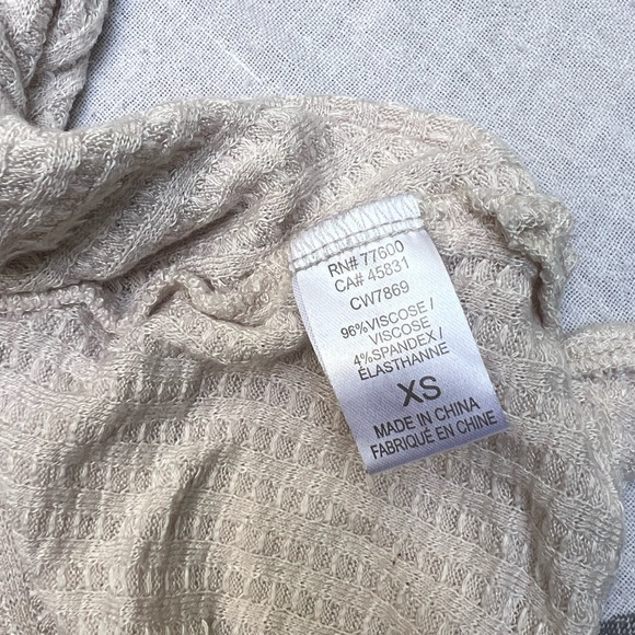 Revolve Chaser V Neck Snap Front Henley XS EUC - Picture 9 of 9